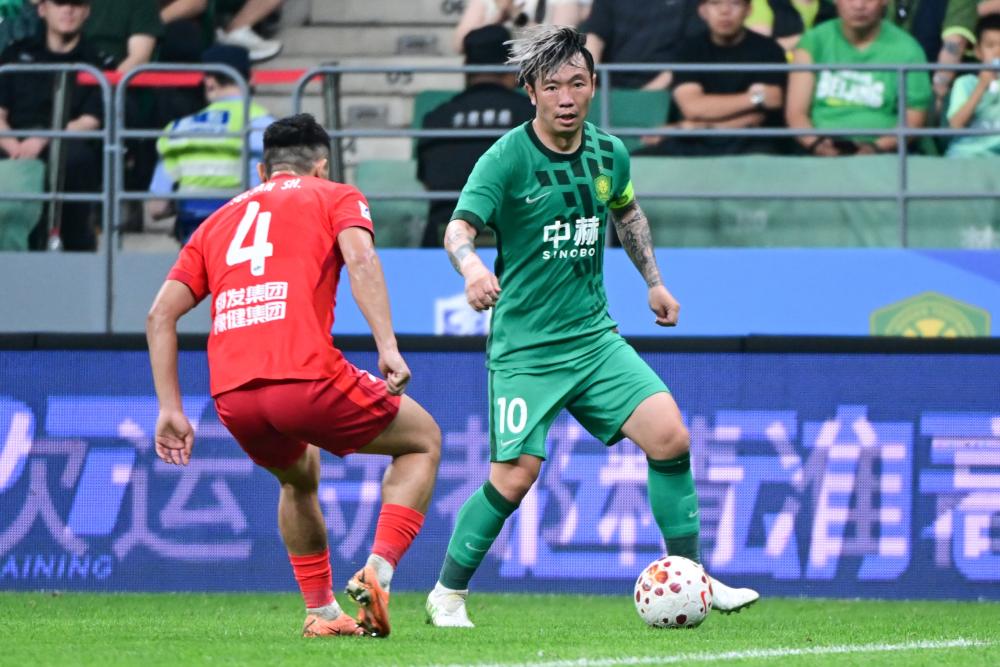 巴西中场核心达尼洛闪耀绿茵场引领球队攻防两端全面提升